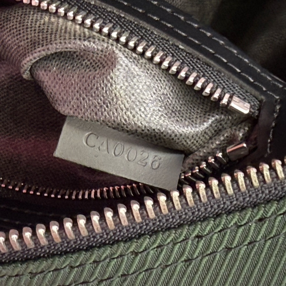 Louis Vuitton Taiga Parana Clutch EUC - Picture 5 of 9